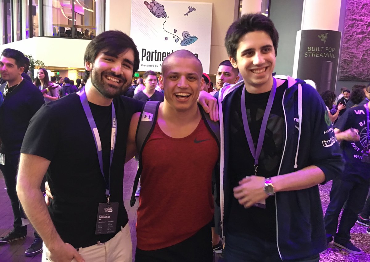 Voyboy's tweet image. A photographer captured the exact moment she told these summoners they were reformed