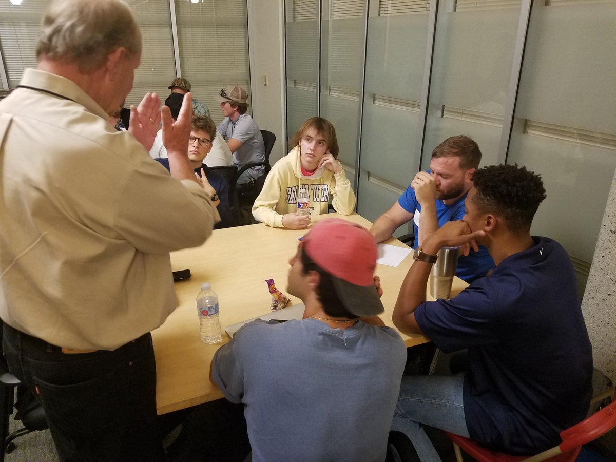 ATX_Mario's tweet photo. Students are staying late to work on the first night of @3DayStartup @txst #3DSTXST https://t.co/maSbGeEUPw