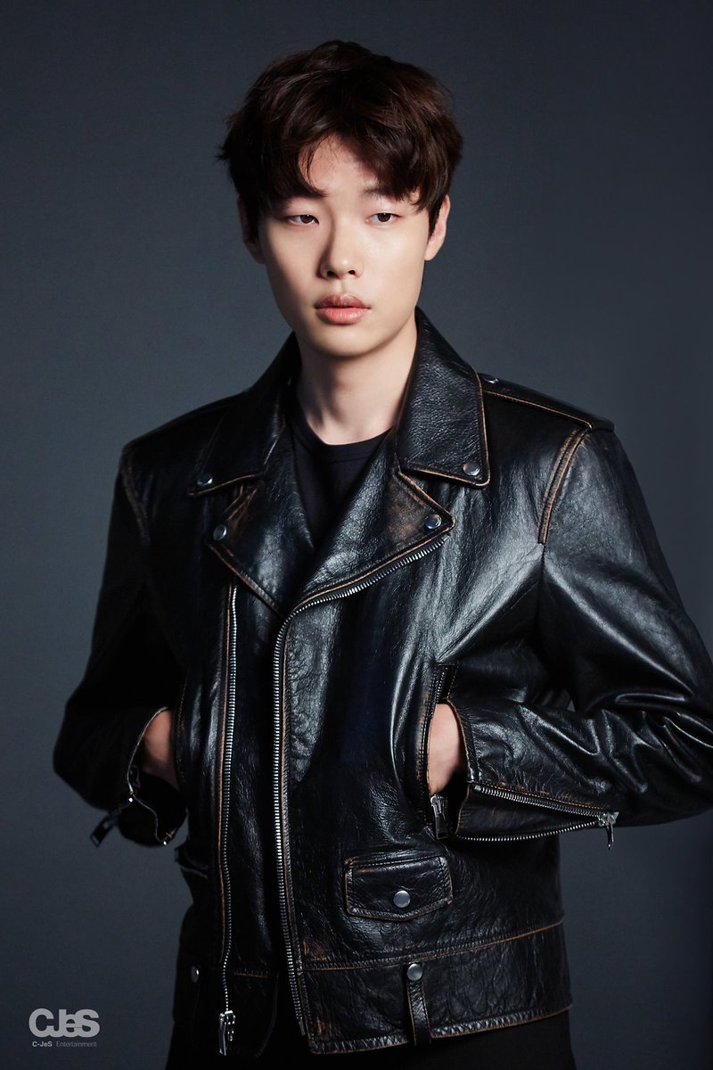 EyesOnRYU's tweet photo. [BTS] 171021 CJeS post: Ryu Jun Yeol for Marie Claire Nov 2017 issue (1)

Get your hearts ready, don't forget to breathe!

#류준열 #RyuJunYeol https://t.co/pKdSBidPA4