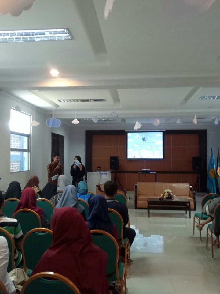 Saat ini sudah pembukaan seminar oleh MC looh😊