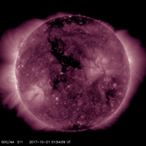 _SpaceWeather_'s tweet image. A coronal hole is facing Earth. Enhanced solar wind could arrive in ~3 days - Follow live on spaceweatherlive.com