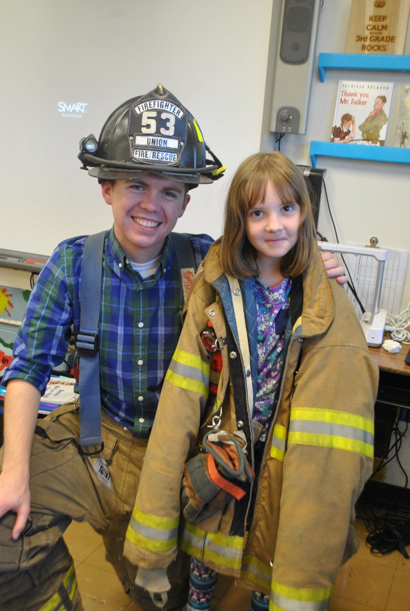EAFinnegan's tweet photo. Gear weighs more than the models...@JFinn17 #beartavernpride #ufcrs https://t.co/Jx8Uzz9Vtx