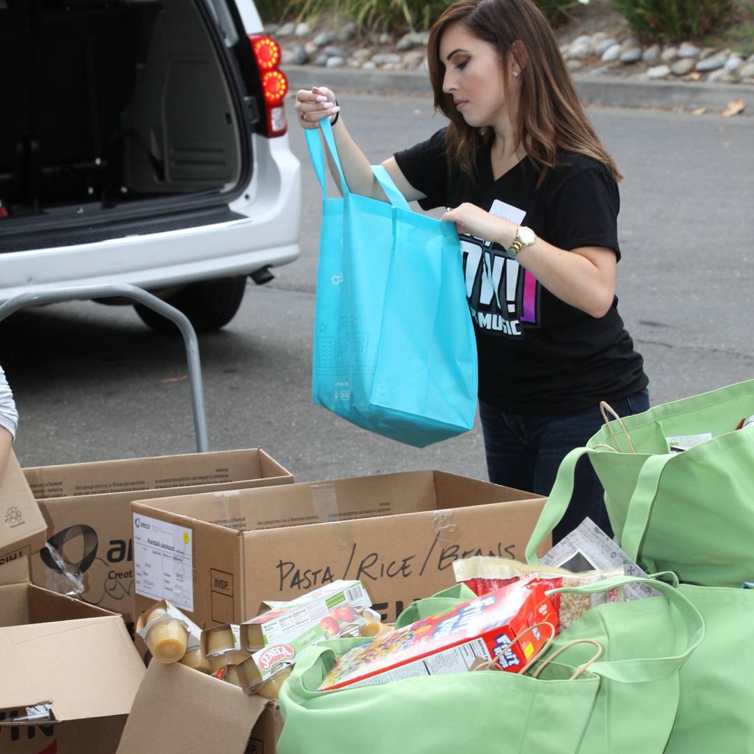 997now's tweet photo. Yesterday @StrawberryRadio @Shan_Berries @CBSRadio SF put in a helping hand for those victims in need. #SonomaStrong #707Strong #997NOWCares https://t.co/q2pmZGMgt8
