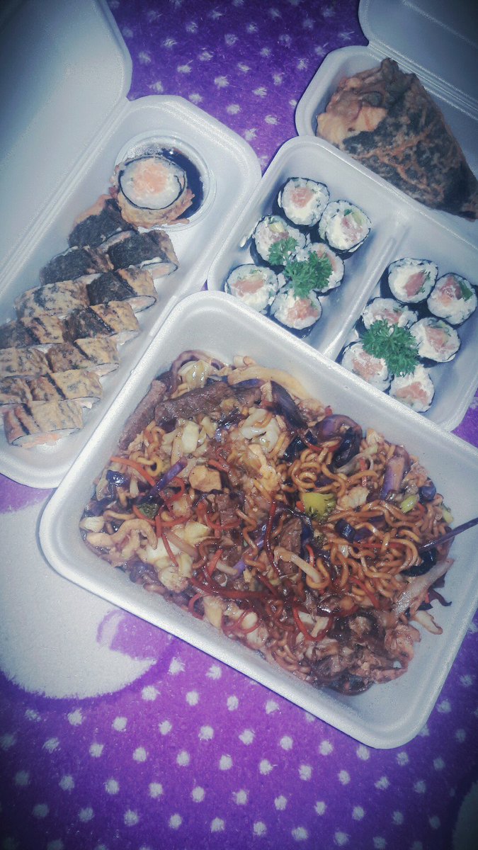 samaravilhatd's tweet photo. Demorou mais chegoooooou 😍🍣🍱🍤 #fechando #noite #japaulinho #mozão ✔💘💏👫 https://t.co/fnUPL9rqrq