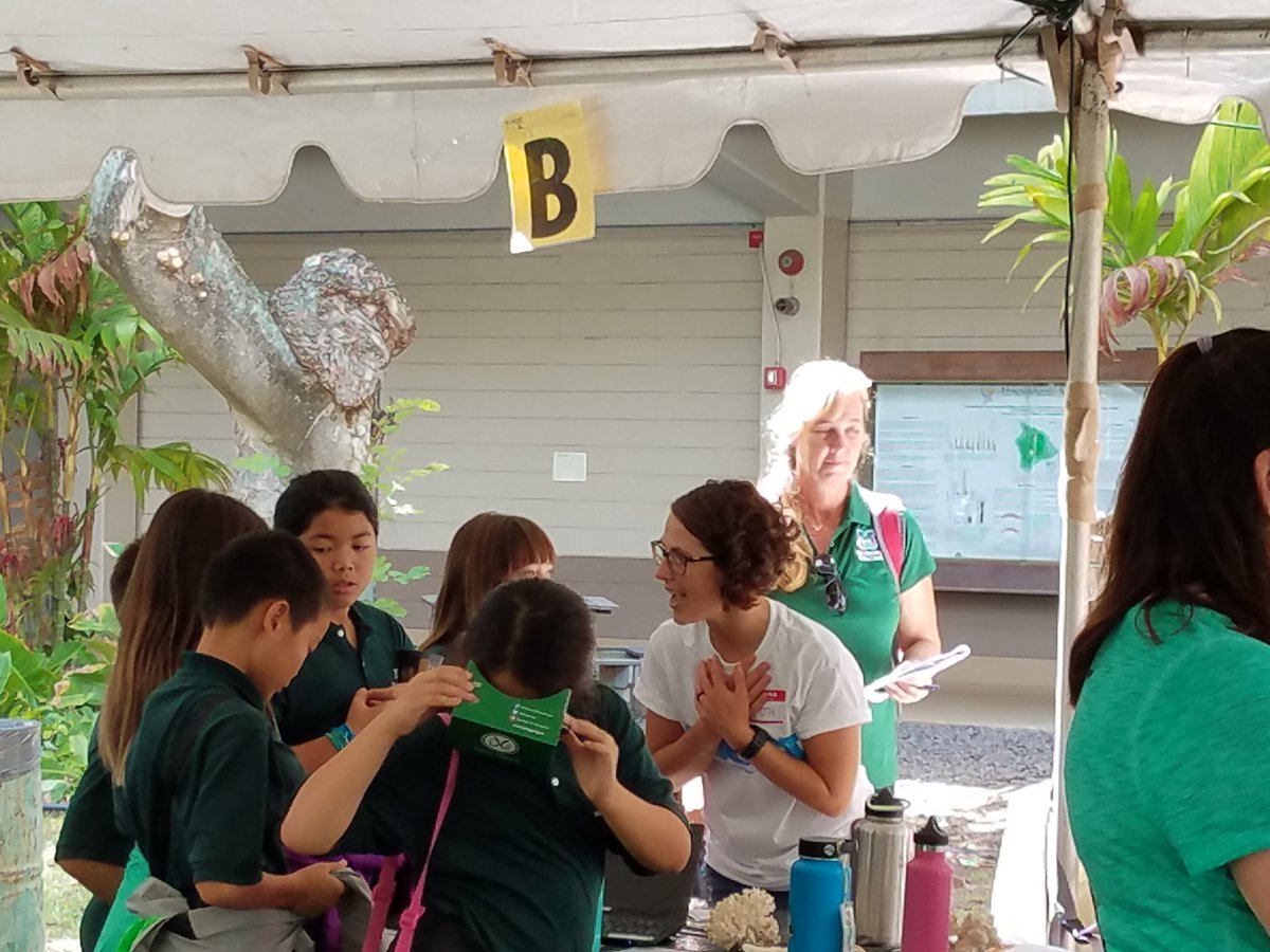 Great time for outreach at the #soestopenhouse with @GatesCoralLab .