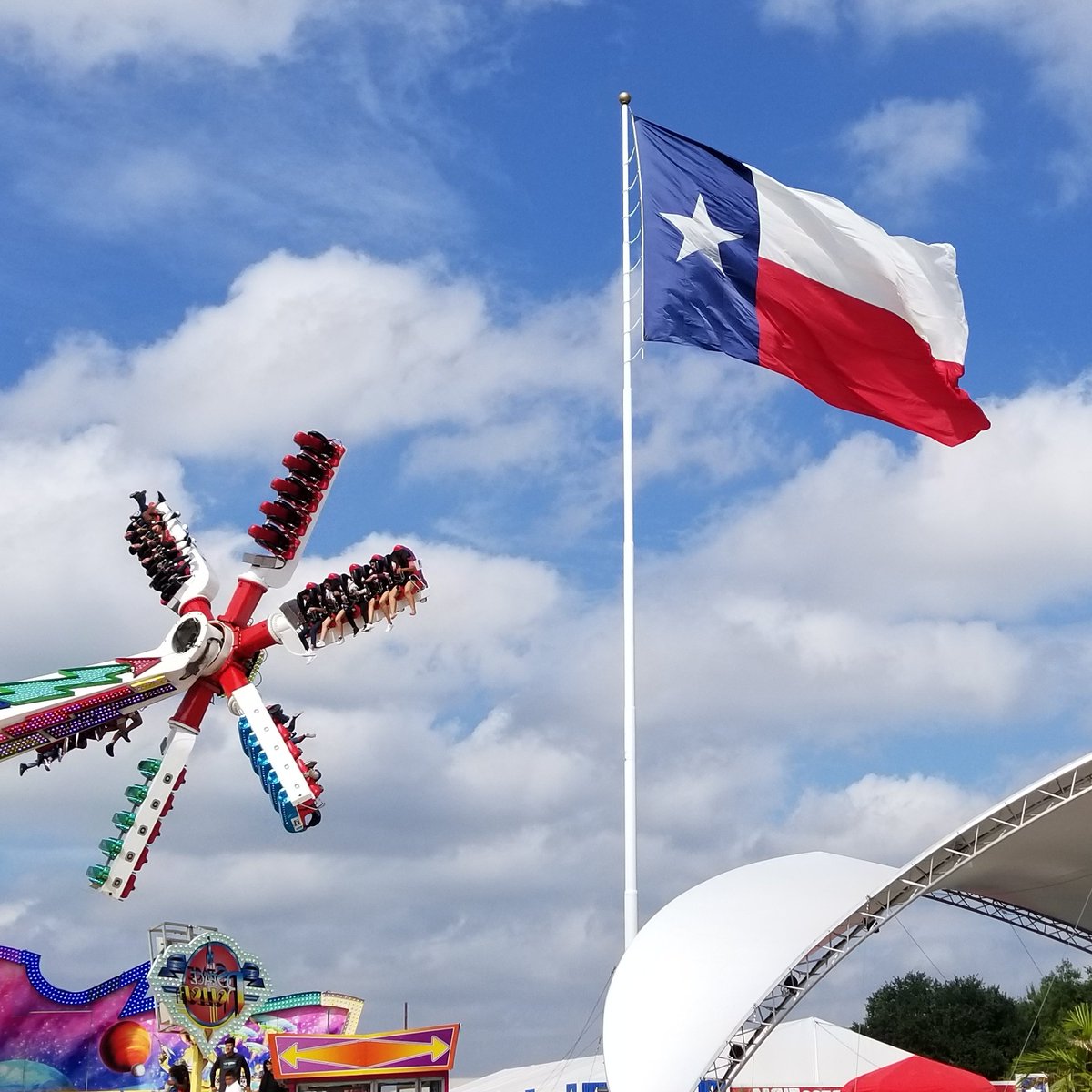 Iamericasflags's tweet photo. Beautiful day at the Texas State Fair! #iamericasflags #dallastexas #texasstatefair #bigtex #texasflag #midway #familyday https://t.co/JZvZaTk8md
