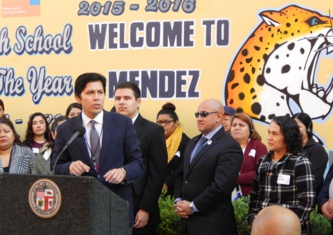 boyleheightsbt's tweet photo. Top-ranking California state senator Kevin de Leon who represents Boyle Heights enters race for U.S. Senate. https://t.co/vtceeTyYpF https://t.co/qyS4GggLiv