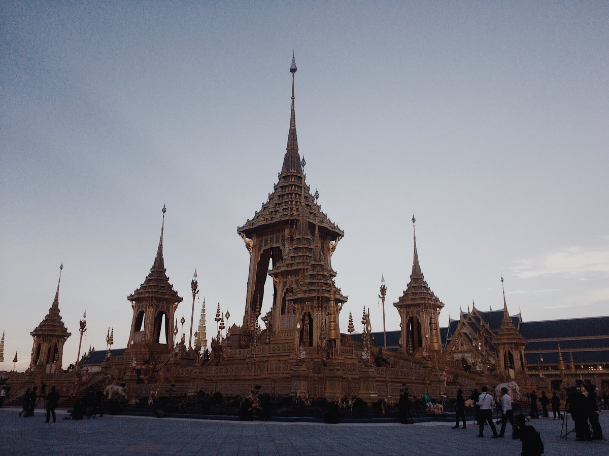 Bee_PPTV's tweet photo. พระเมรุมาศในพระราชพิธีถวายพระเพลิงพระบรมศพในหลวงร.9 เสร็จสมบูรณ์ สมพระเกียรติ #KingRama9 #KingBhumibol  #คิดถึงพ่อ https://t.co/IHF3u2fCYN