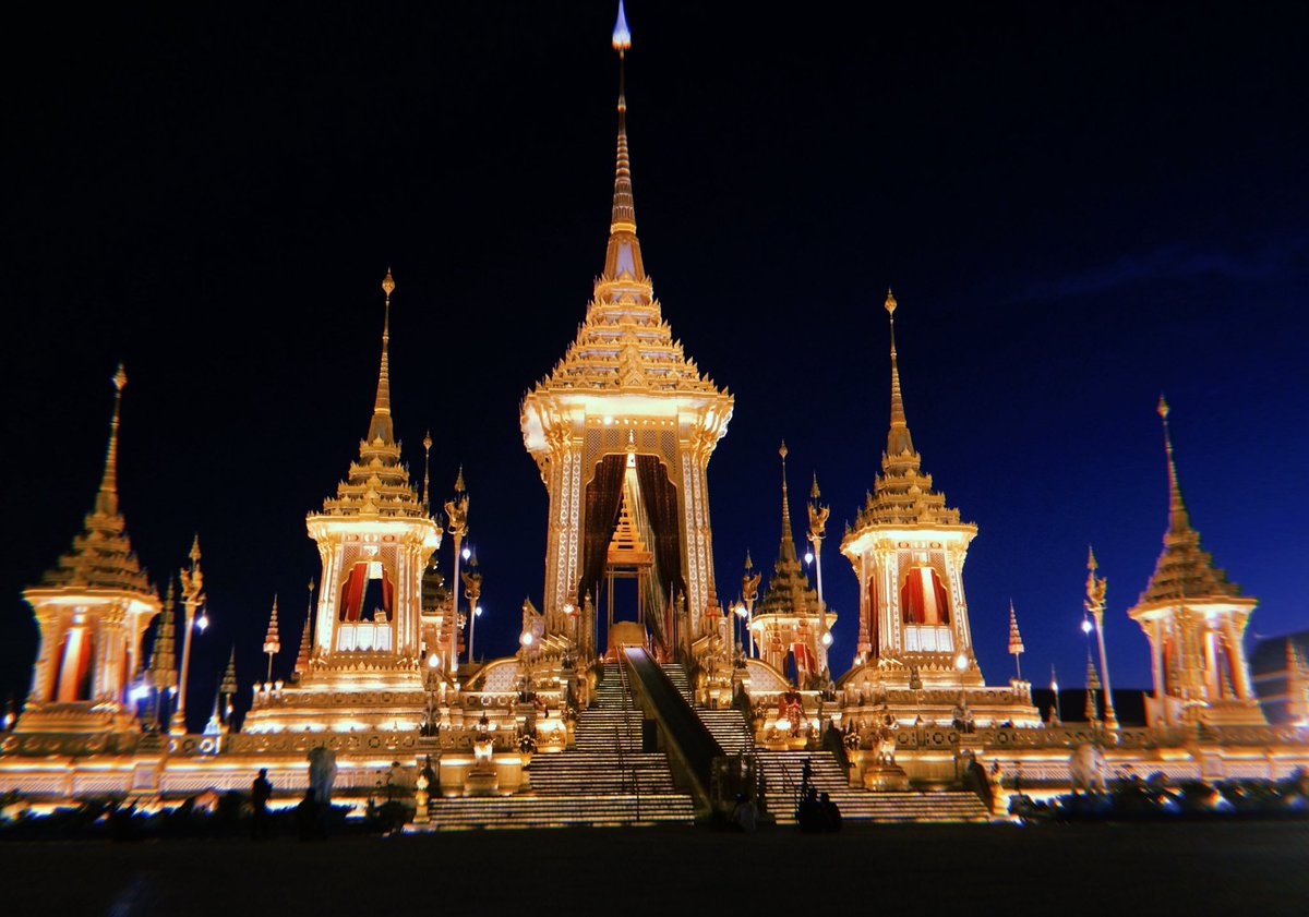 Bee_PPTV's tweet photo. พระเมรุมาศในพระราชพิธีถวายพระเพลิงพระบรมศพในหลวงร.9 เสร็จสมบูรณ์ สมพระเกียรติ #KingRama9 #KingBhumibol  #คิดถึงพ่อ https://t.co/IHF3u2fCYN