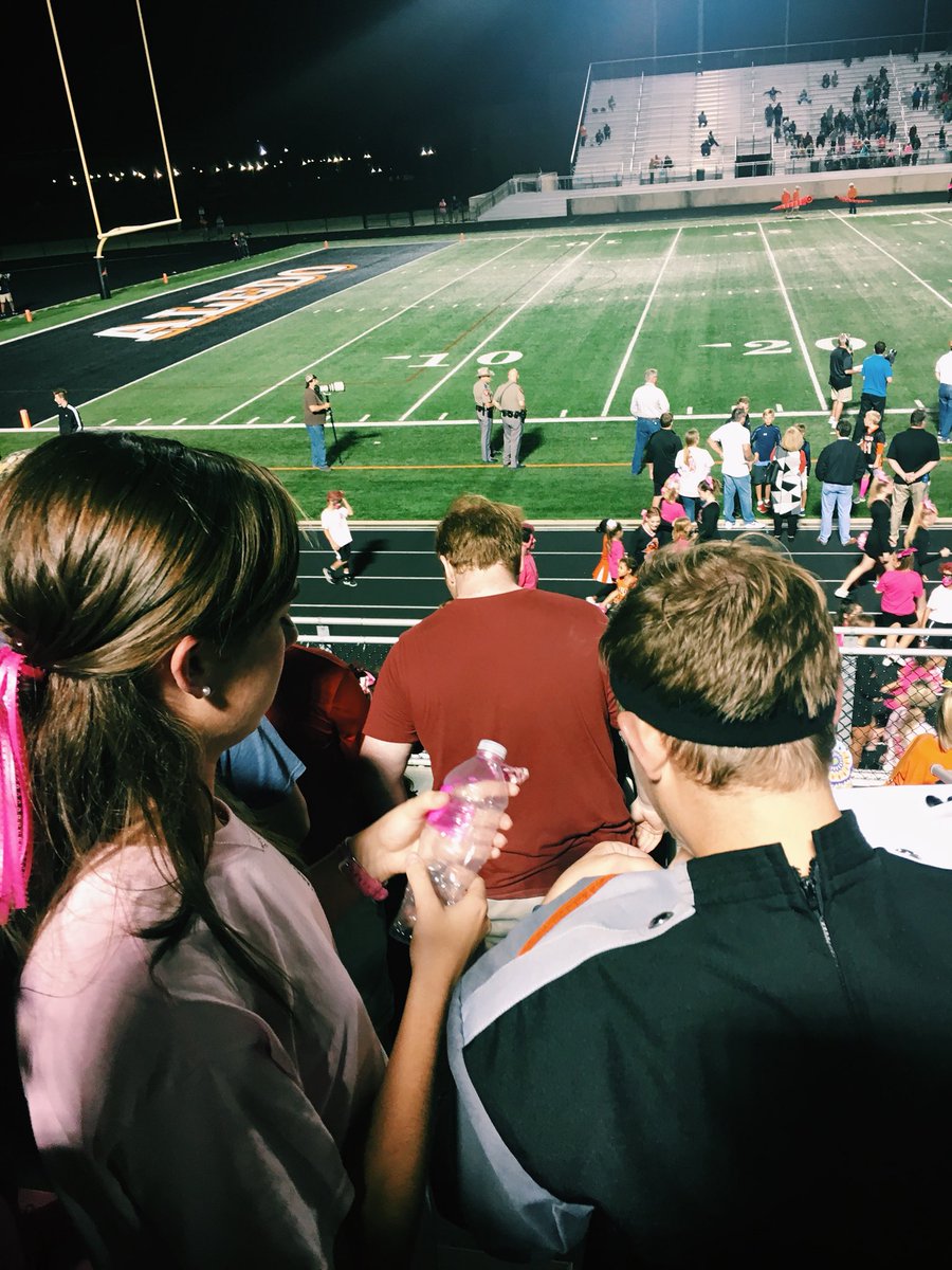 gracie__johnson's tweet photo. pink out!!! 💗🎀👅💓 #sen18r #itsnotthesamething https://t.co/4qTUIYdTGl
