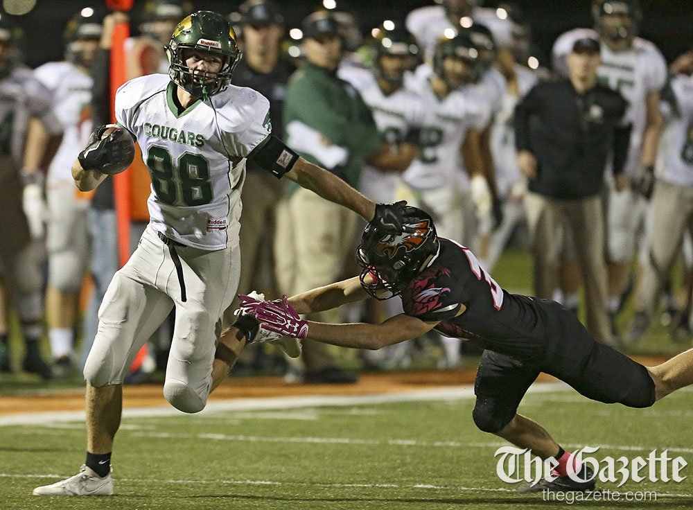 stephenmally's tweet photo. .@CRKFootball's @ZakPackingham pulls away from defender. #iahsfb @kjpilcher @CRKennedyHigh @CRCougars GALLERY: https://t.co/LfWurb7Vzc https://t.co/he9wUlKuRp