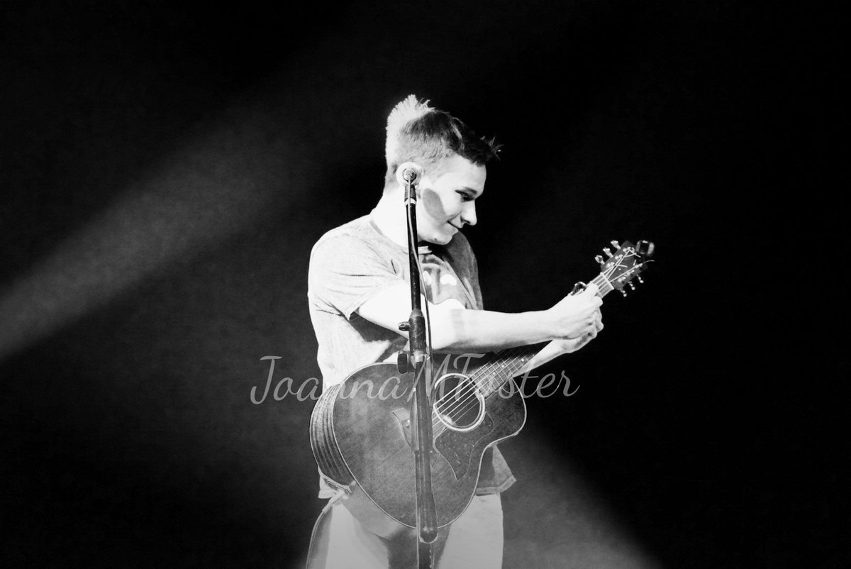 MWhiteShelley's tweet photo. This kid is born to be a performer.
@Itsmichaelmay @EyeCon3000 #RTTH #Rtth7 #OneTreeHill #treehillconcert https://t.co/menC6pir9W