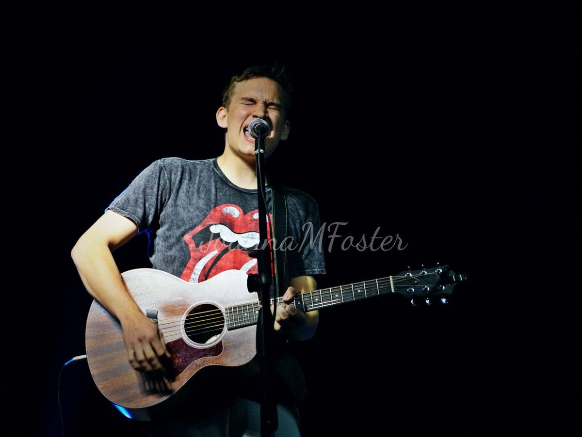 MWhiteShelley's tweet photo. This kid is born to be a performer.
@Itsmichaelmay @EyeCon3000 #RTTH #Rtth7 #OneTreeHill #treehillconcert https://t.co/menC6pir9W