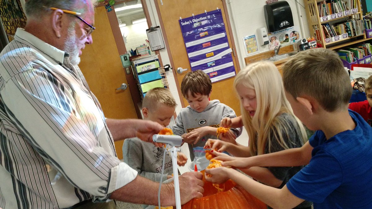 TVannatterSDR's tweet photo. @CrescentElemSDR 2nd grade Ss study pumpkin facts, Iifecycle & Halloweenhistory #doccamera + #teachscience https://t.co/Ds2EM3yZ9x