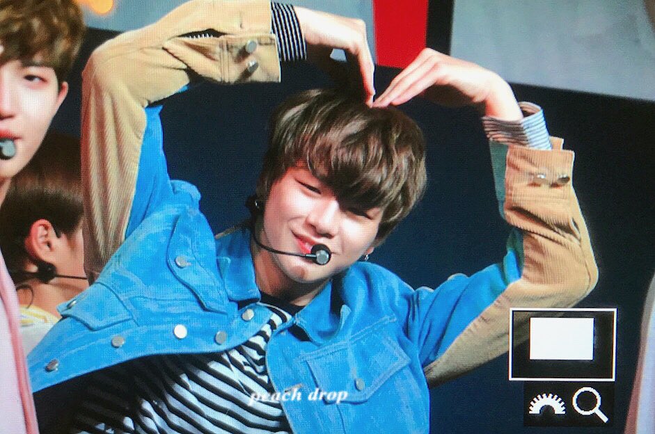 peachdrop1210's tweet photo. 171021 녤깅이 하트하트💙💙

 #강다니엘 #워너원 #WANNAONE https://t.co/BcT46q9KMI