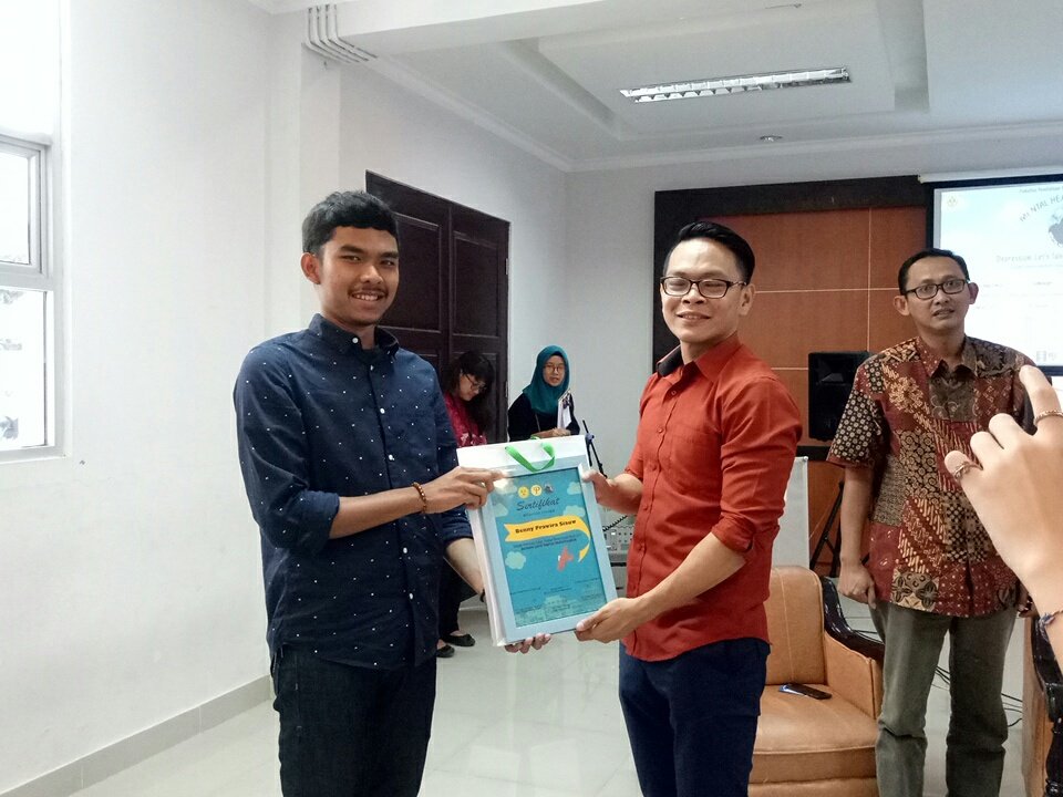 EventPsi_UNJ's tweet photo. Penyerahan sertifikat oleh Bang Fritoh selaku ketua BEM FPPsi untuk pembicara hebat kita hari ini🙆 https://t.co/9zb7CxDw4S