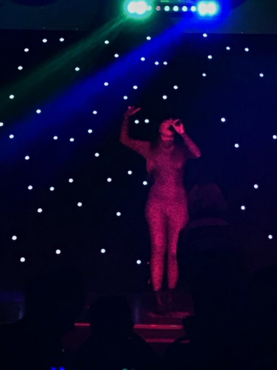 burnsjeanie's tweet photo. Such a good night out with my girls Tamara @Tomilicious12 #JessieLive #CaliforniaCliffs โค๏ธ https://t.co/gGJ0NzWVna