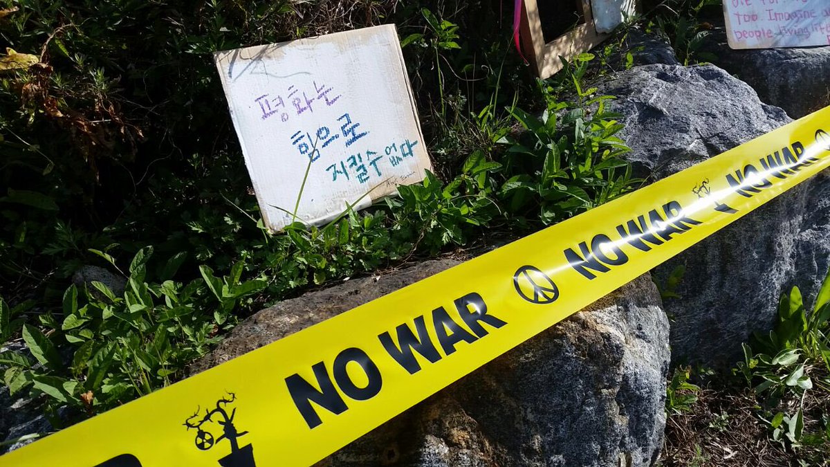 peoplepower21's tweet photo. 여기는 성남 서울공항 #ADEX 무기전시회장 앞! 아이들과 함께 전시회 보시기 전에 무기 거래의 이면과 평화에 대해 생각해보셨으면 하는 맘으로 리플렛도 나눠드리고 다양한 캠페인을 진행 중! https://t.co/8Xej42BZ1F #stopADEX https://t.co/DqC2x7Usog