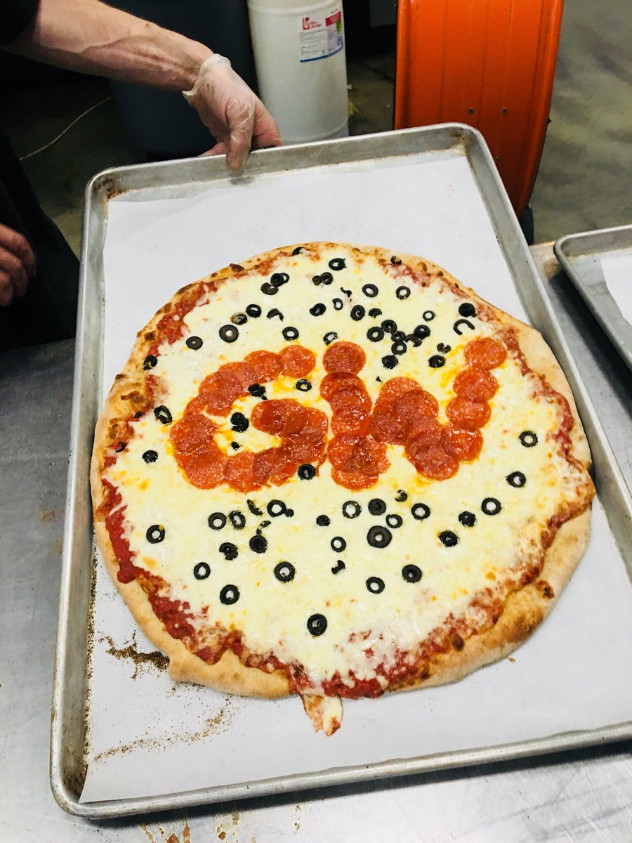 PowerMathCamp's tweet photo. #GateWayMathClub had opportunity to #volunteer today @SVdP...135 pizzas made!! 🍕^135!! So enjoyable to help out. https://t.co/75vaU2Do3Z