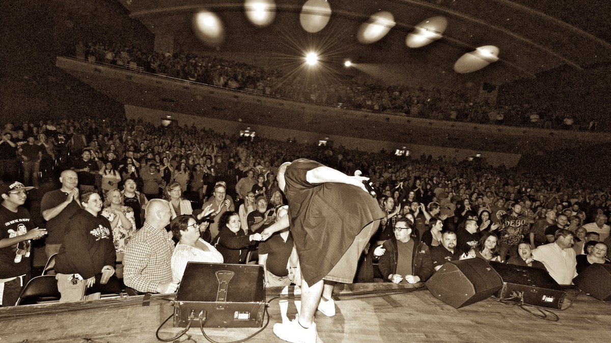 fluffyguy's tweet photo. Redemption 😊 Thank you Knoxville for letting me make up the show I cancelled earlier this year. #FluffysBack https://t.co/WCCdsthboy