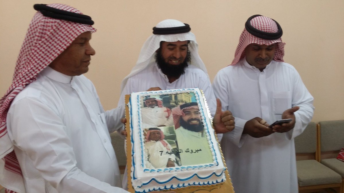 مدير ومعلمي مدرسة الامام 
ابن كثير في #تمير  يكرمون الاداريين 
حمد المنيع ومحمد البرغش ومحمد الفيصل بمناسبة ترقيتهم الوظيفيه ..