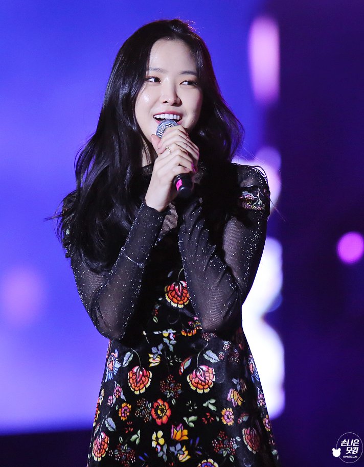 sonnaeun_com's tweet photo. 171015 대구 미친 K-POP콘서트 #에이핑크 #손나은 (@Apinksne ) 업로드! https://t.co/XeaQWQ6GNJ https://t.co/aVa9KoGZCV