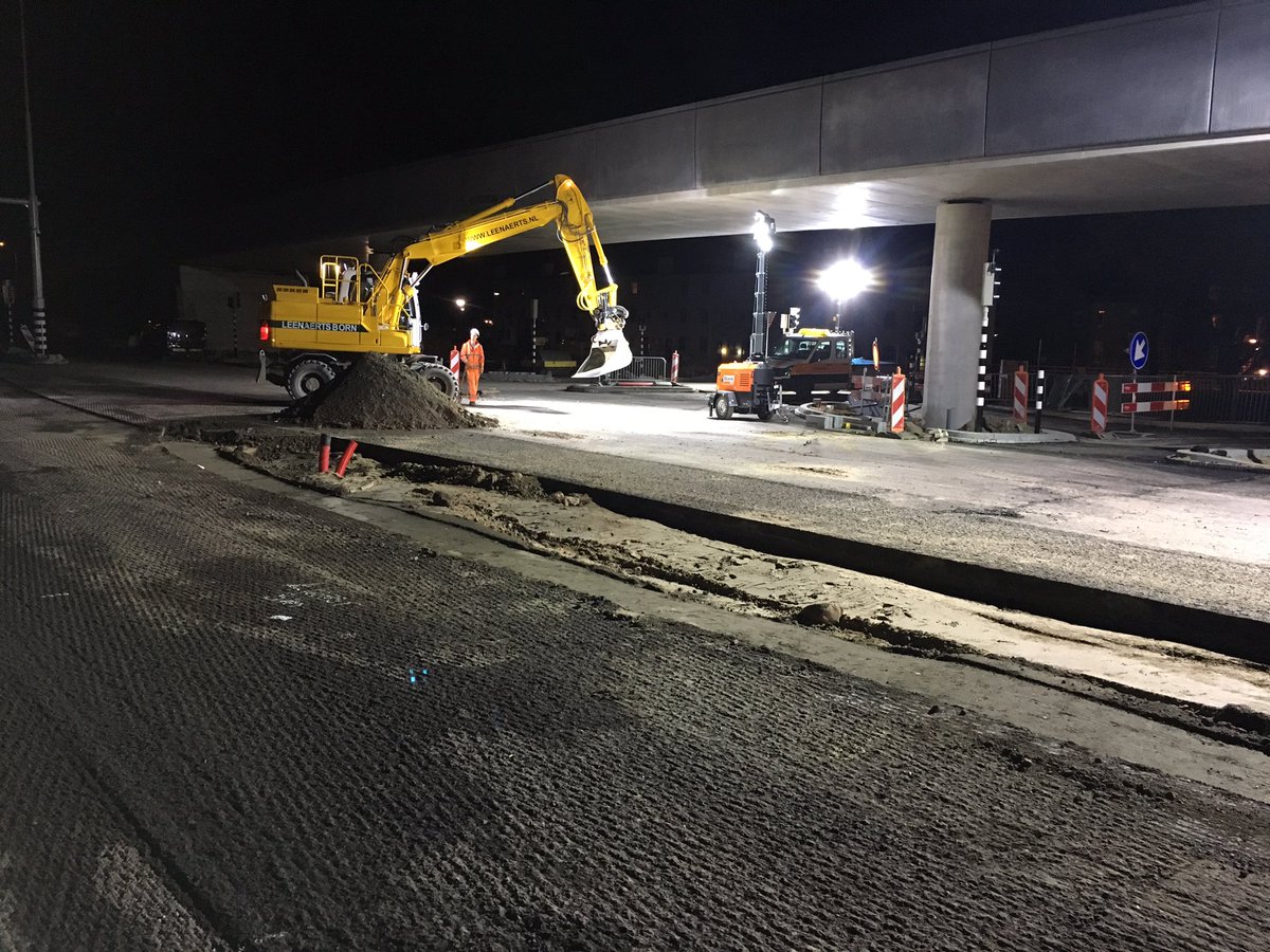 jgerits's tweet photo. Werkzaamheden nacht 1 ver afgerond. Zometeen overschakelen naar de dagploeg. Werkzaamheden gaan voorspoedig. @A2_Maastricht @RasenbergInfra https://t.co/qcC912uhzr