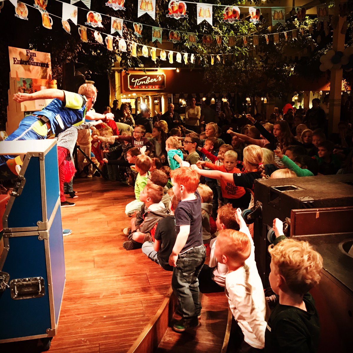 PioPiloot's tweet photo. Was weer een te gekke show bij Landal! Wie zie ik 29 oktober weer? #airplane #kindershow #landal #hapert #vakantie https://t.co/ke0JVOWRUx
