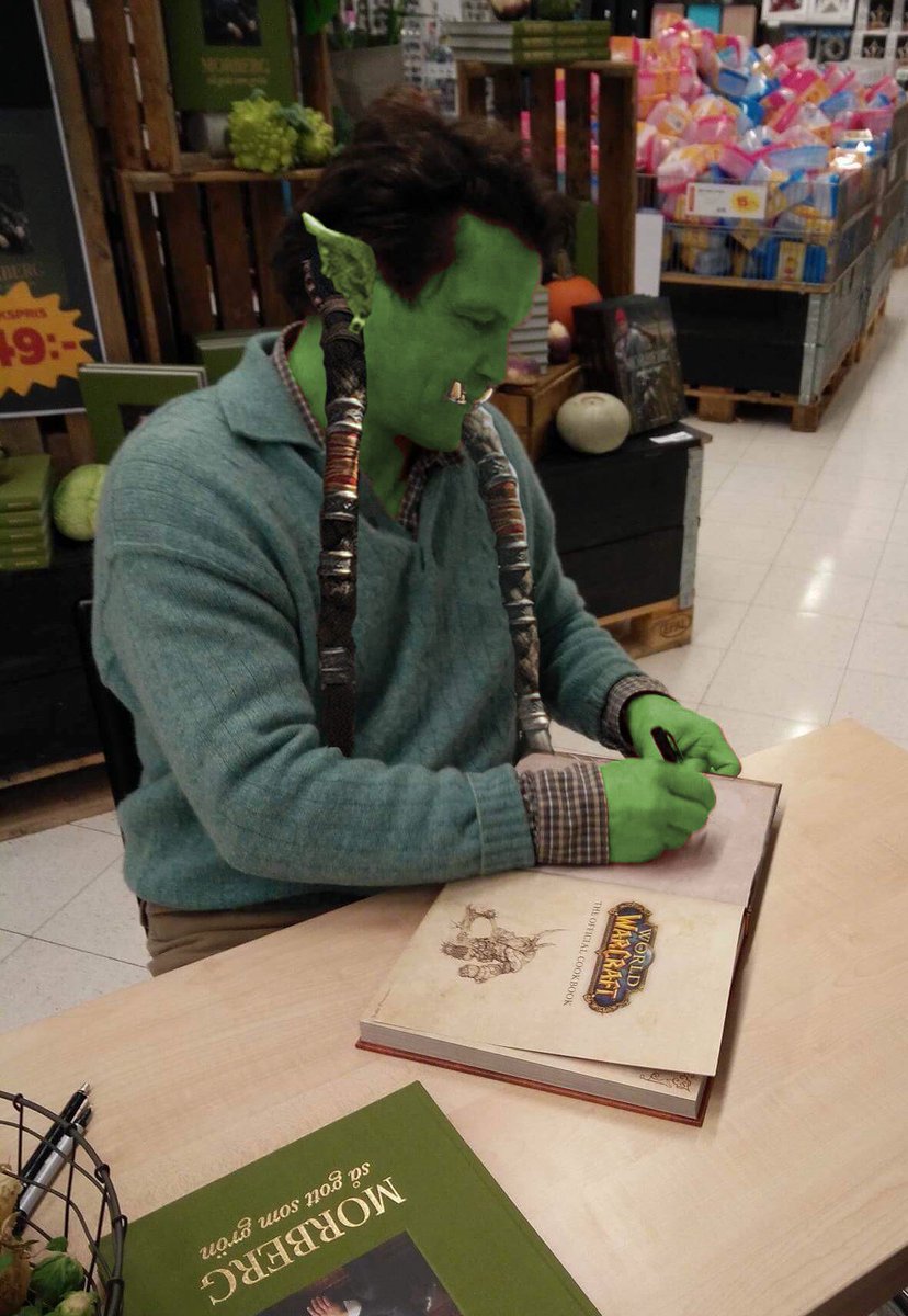 tommixhelsinki's tweet photo. Photoshop-lördag!
Jag fixade upp en bild av Per Morberg då han luras att signa en World of Warcraft-kokbok! 
#PerMorberg https://t.co/UrH5gbQ0Up