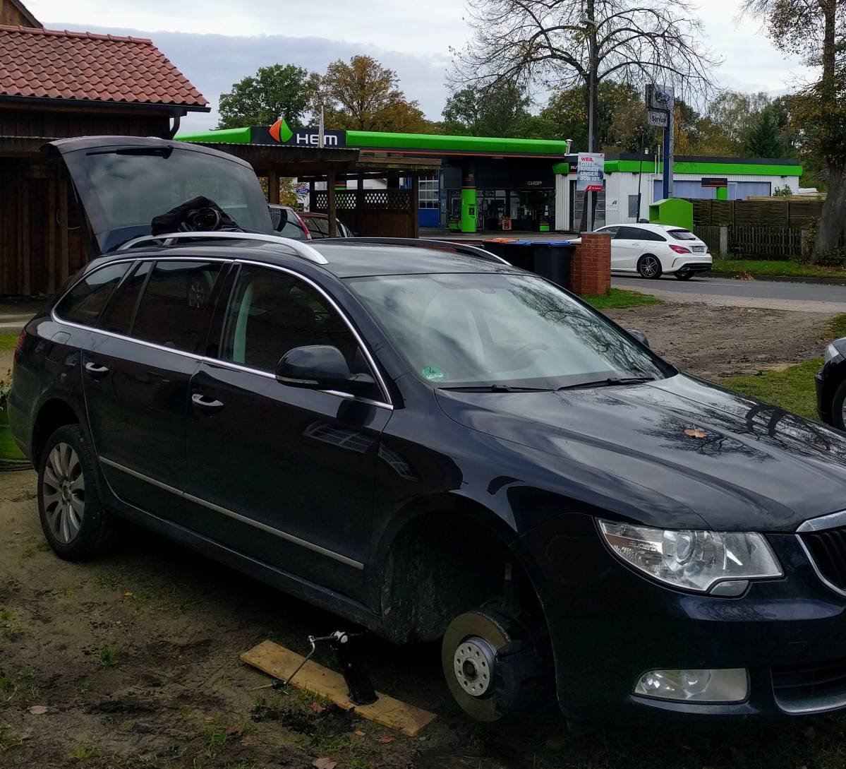 Andreas Rosler Vorn Kaputtes Auto Hinten Werkstatt Und Ich Warte Auf Den Adac Weil Die In Der Werkstatt Mir Nicht Zuhoren Wollen T Co Xmkmhbvl1l