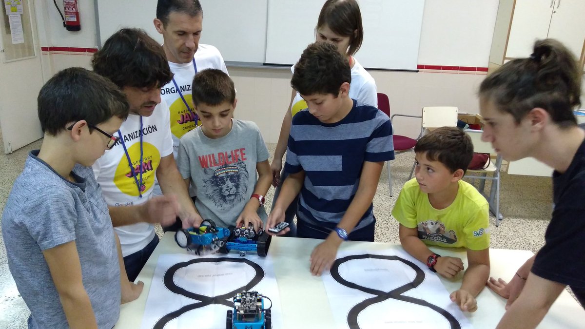juditkunfu's tweet photo. Acaba el segon taller: programació amb mBOT. #csraspberryjam @csraspberryjam https://t.co/qcXkcvtGds