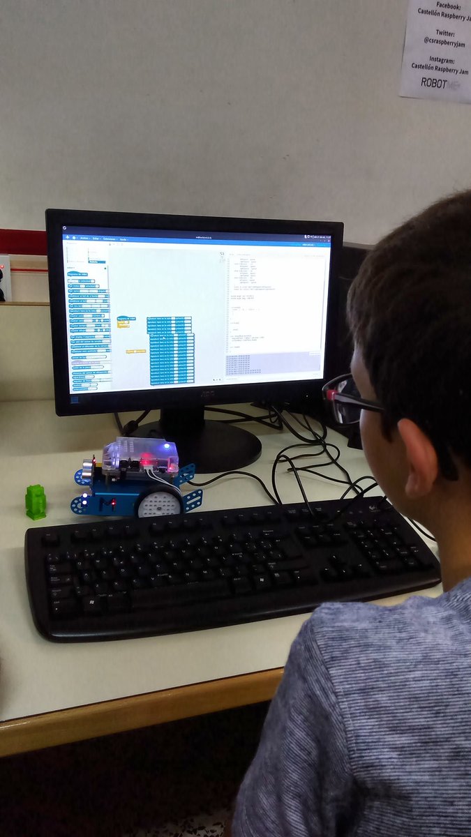 juditkunfu's tweet photo. Acaba el segon taller: programació amb mBOT. #csraspberryjam @csraspberryjam https://t.co/qcXkcvtGds
