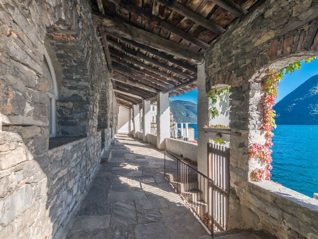 prestigeprops's tweet photo. Gorgeous #LakeComo, #LakesideProperty!
Main home + 9 apartments, garden, private jetty
Historic building. Details: https://t.co/hJOokTsxgb https://t.co/x9lp6ARrkQ