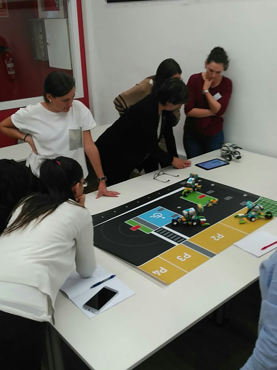 ClasesAgiles's tweet photo. Robótica a l'aula https://t.co/EAlpPp3c2E