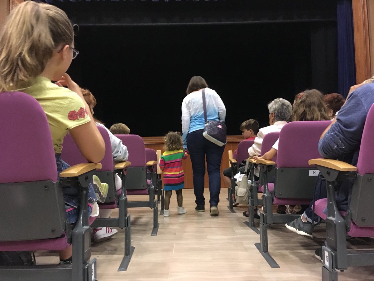 ReusCultura's tweet photo. Tot preparat per començar l’espectacle familiar a la @SalaSantaLlucia amb @AddauraCia! #COSReus #Femcultura #COS2017 https://t.co/hAxgbc4DYT
