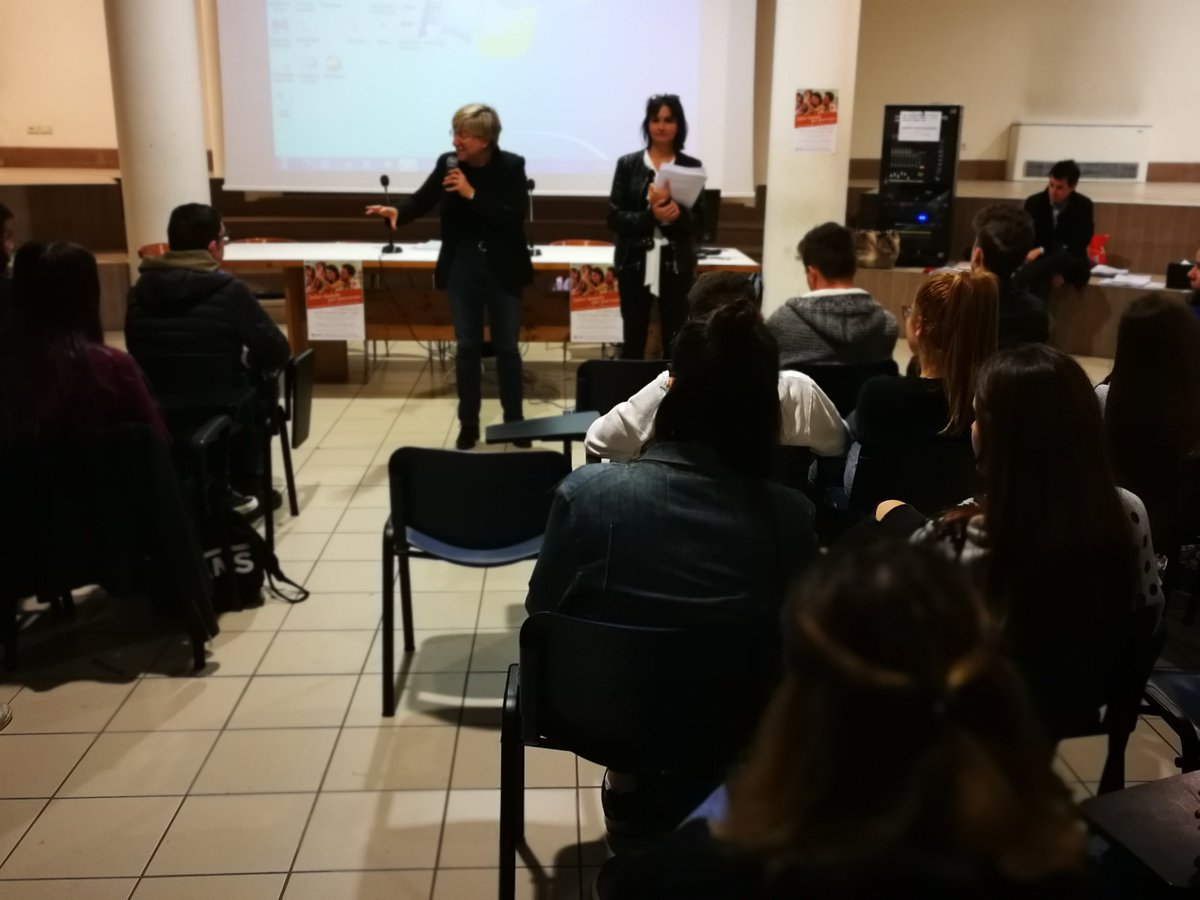EndometriosiFVG's tweet photo. L'intervento dell'assessore alla Salute del Comune di Udine, Simona Liguori, la quale ha evidenziato l'importanza d'iniziative di questo tipo nelle scuole, con ragazzi e ragazze, e ringraziato pres. Manente, dirigente scol. Zilli e professori #endometriosi #Stringher #formazione https://t.co/vDH5gGelOq