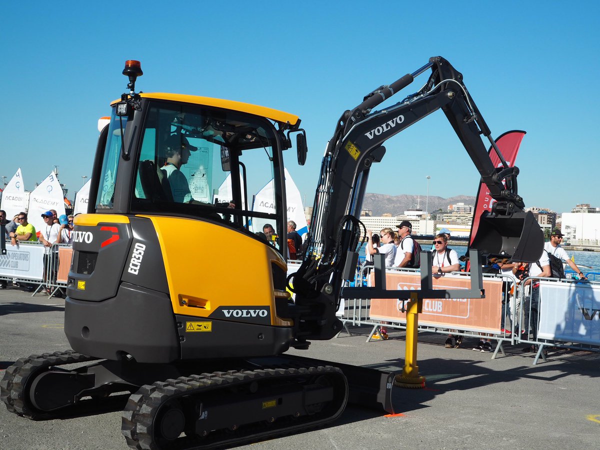 VolvoCE_EMEA's tweet photo. Highlights from Challenge 2: Catch The Ball #OperatorsClubFinal https://t.co/RDmZW2teHj