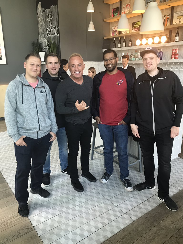 HEITE MIT VIER DEUTSCHEN NFL FANS IM LONDON <a href="/SebVollmer/">Sebastian Vollmer</a> WO BIST DU? <a href="/NFLUK/">NFL fan in the UK</a> <a href="/SkySportsNFL/">Sky Sports NFL</a> <a href="/NFL_Talk_UK/">NFL Talk UK</a> <a href="/ProSiebenMAXX/">ProSieben MAXX</a> #ranNFL