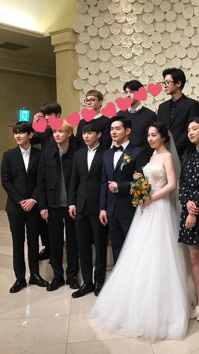 sunlop's tweet photo. มองใครหลอชานยอล 🤔 https://t.co/6NlXR8gskW