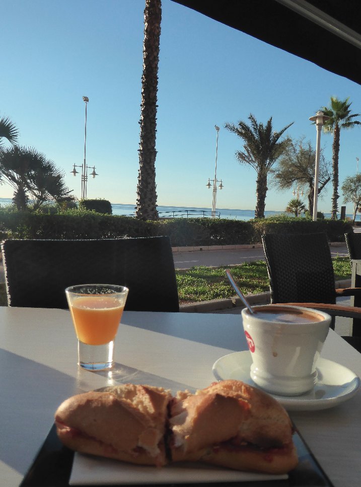 eumanismo's tweet photo. Y gracias que he podido conocer #Málaga! Y desayunar con vistas al mar! :) @CongresoHDH2017 @airun72 #hdh2017 https://t.co/1IO2EmcVSi