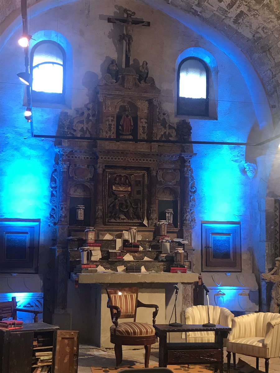 LauraBorras's tweet photo. Avui teniu 155 raons per passejar-vos per la @VilaLlibreCAT de Cervera perquè hi trobareu autors i lectors arreu, perquè els llibres han pres els carrers i les cases, perquè editors i llibreters ofereixen @lletres contra la repressió... Per tot això i + ara #MésQueMaiCultura 📚📖 https://t.co/uB71nUF7wt