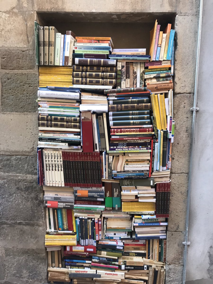 LauraBorras's tweet photo. Avui teniu 155 raons per passejar-vos per la @VilaLlibreCAT de Cervera perquè hi trobareu autors i lectors arreu, perquè els llibres han pres els carrers i les cases, perquè editors i llibreters ofereixen @lletres contra la repressió... Per tot això i + ara #MésQueMaiCultura 📚📖 https://t.co/uB71nUF7wt