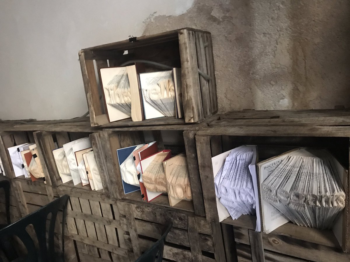 LauraBorras's tweet photo. Avui teniu 155 raons per passejar-vos per la @VilaLlibreCAT de Cervera perquè hi trobareu autors i lectors arreu, perquè els llibres han pres els carrers i les cases, perquè editors i llibreters ofereixen @lletres contra la repressió... Per tot això i + ara #MésQueMaiCultura 📚📖 https://t.co/uB71nUF7wt
