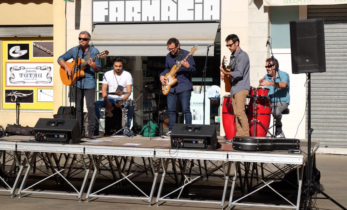ajfigueres's tweet photo. El @grupiris és avui a la plaça de l'Ajuntament de #Figueres dins els actes del #DiaInternacionalCàncerdeMama https://t.co/MDfGliXT4J