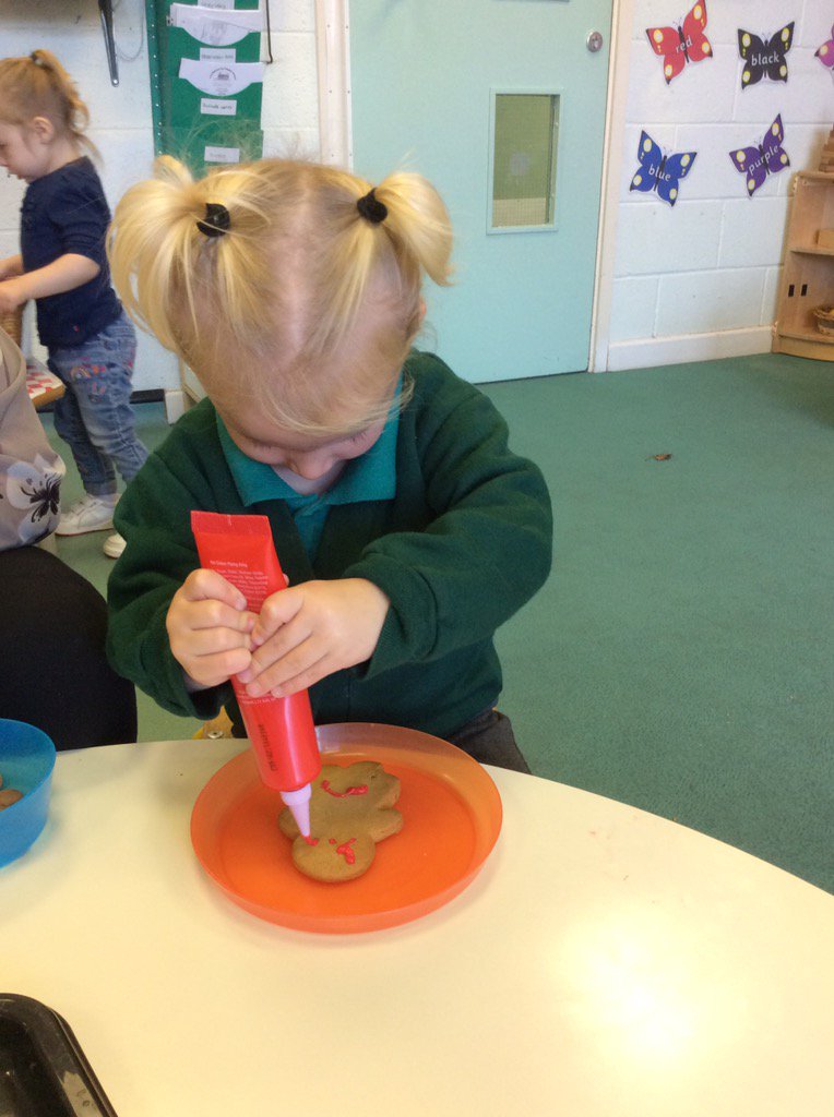 LisaBellamy13's tweet photo. Making and decorating our "Gingerred man"@IsherwoodMrs @MrsHughesx @TheDistrictCE https://t.co/ePjnldQ1Vn