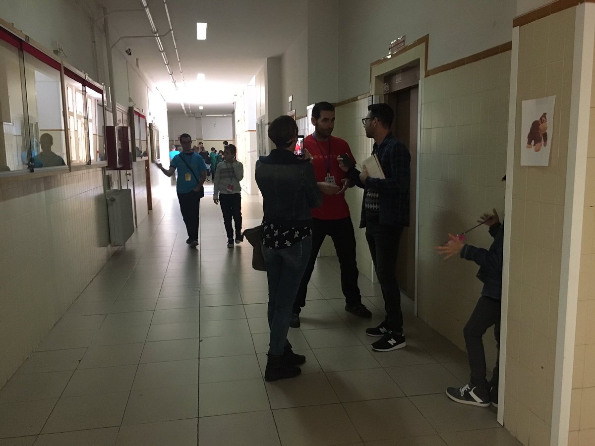 mariavidela's tweet photo. Muchísimo movimiento en @jamtodayAND !! Gente de todas las edades jugando y creando! #gamedev #indiedev @GranadaGameJam @IllusionShard https://t.co/wEWhzVLbGQ
