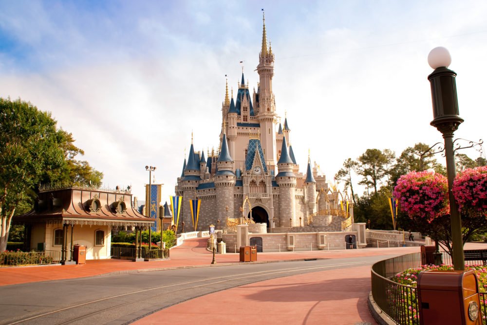 hellogiggles's tweet photo. Disney World is currently demolishing an attraction, and it is so hypnotizing and sad to watch https://t.co/0VWIWfz4BP https://t.co/6dve7FQGLn