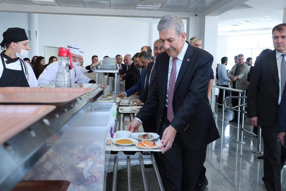 Dr_Demircan's tweet photo. Ondokuz Mayıs Üniversitesinde öğrencilerimizle yemekhanede sıra beklerken  bir an olsun öğrencilik yıllarıma geri döndüm. https://t.co/ocGPU9L2Ul