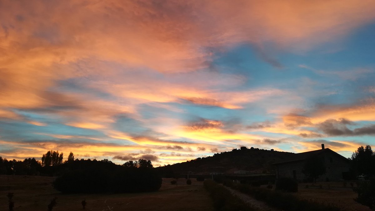 Bsmgusi's tweet photo. Amanecer en El Barco de Ávila, Hotel Izan Puerta de Gredos. https://t.co/jiMEqYC8qe