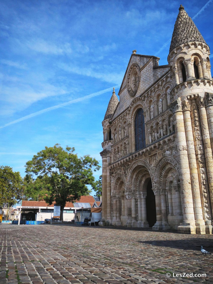 les_zed's tweet photo. On nomme aussi #Poitiers "La ville aux 100 clochers" : on les a pas compté mais on a vu un bel échantillon. #vienne86 https://t.co/EtFqsWQvE6